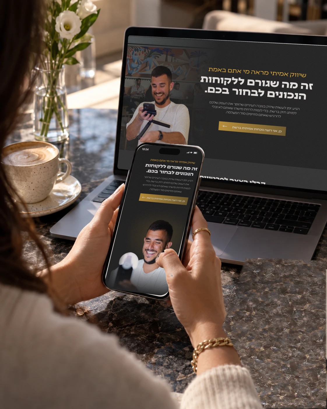 דף הנחיתה של עדי בן הרוש פתוח על מחשב נייד ועל טלפון